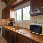 בית נופש Spedion - Near To Sea With Heated Swimming Pool גיתיו