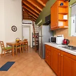 בית נופש Spedion - Near To Sea With Heated Swimming Pool גיתיו