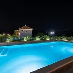 בית נופש Spedion - Near To Sea With Heated Swimming Pool גיתיו