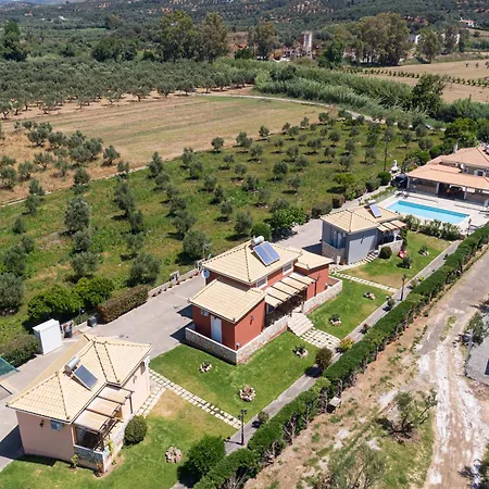 Hébergement de vacances Spedion - Near To Sea With Heated Swimming Pool